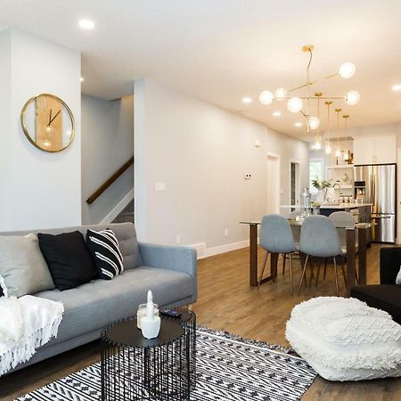 Contemporary Farmhouse Home - King Bed - Double Garage Parking - Free Wifi & Netflix - Long Stays Welcome Edmonton Esterno foto