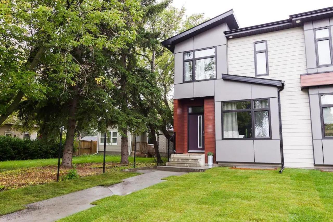 Contemporary Farmhouse Home - King Bed - Double Garage Parking - Free Wifi & Netflix - Long Stays Welcome Edmonton Esterno foto
