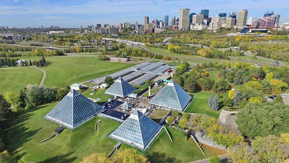 Contemporary Farmhouse Home - King Bed - Double Garage Parking - Free Wifi & Netflix - Long Stays Welcome Edmonton Esterno foto