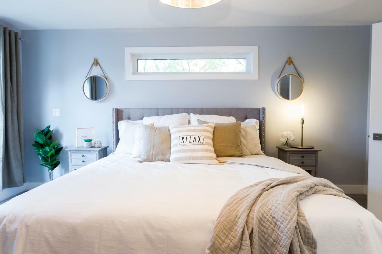 Contemporary Farmhouse Home - King Bed - Double Garage Parking - Free Wifi & Netflix - Long Stays Welcome Edmonton Esterno foto