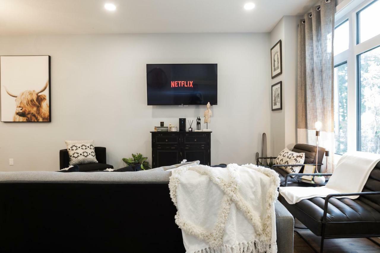 Contemporary Farmhouse Home - King Bed - Double Garage Parking - Free Wifi & Netflix - Long Stays Welcome Edmonton Esterno foto