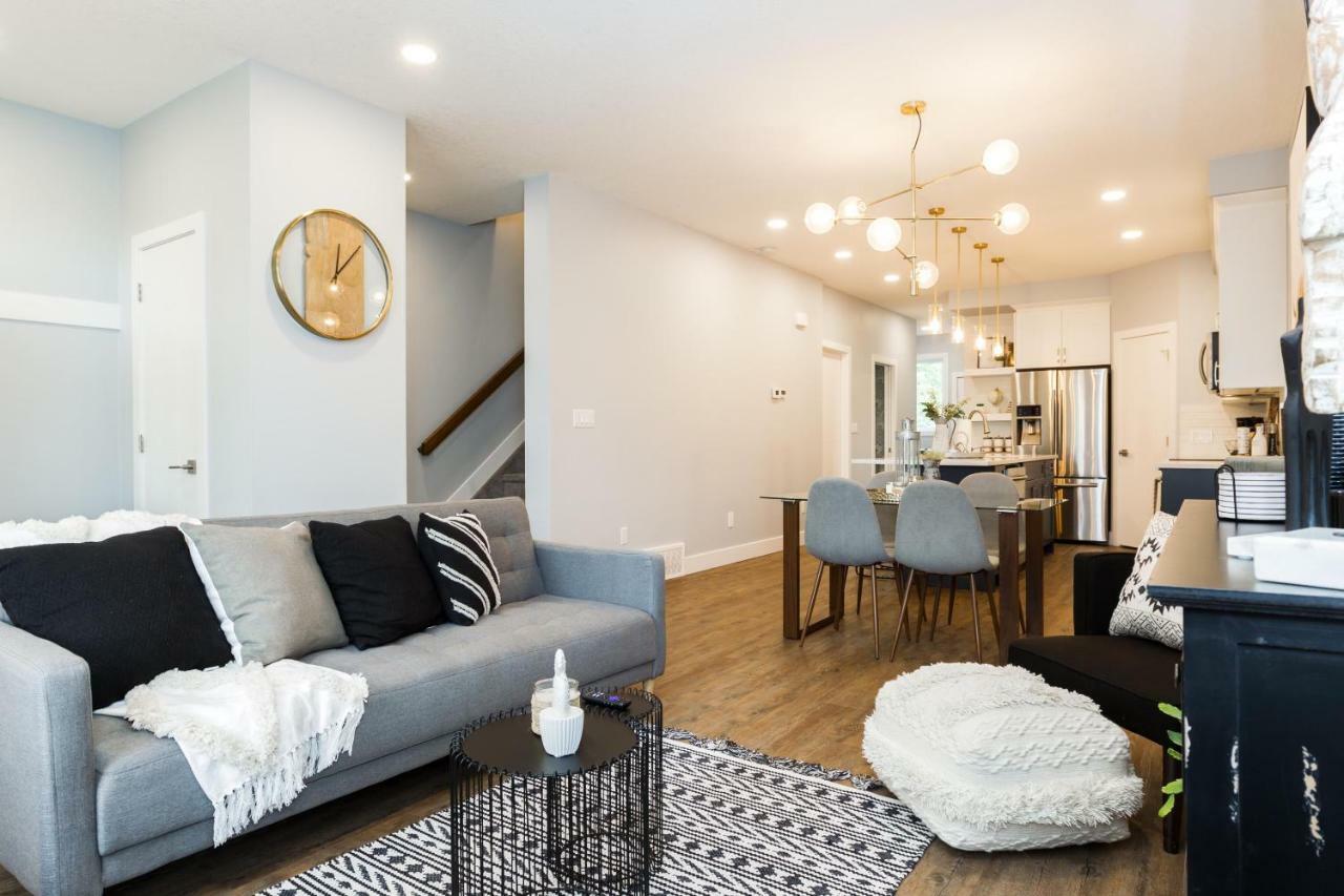 Contemporary Farmhouse Home - King Bed - Double Garage Parking - Free Wifi & Netflix - Long Stays Welcome Edmonton Esterno foto