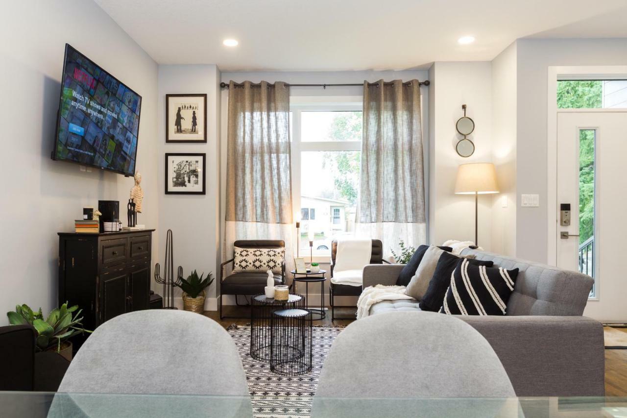 Contemporary Farmhouse Home - King Bed - Double Garage Parking - Free Wifi & Netflix - Long Stays Welcome Edmonton Esterno foto