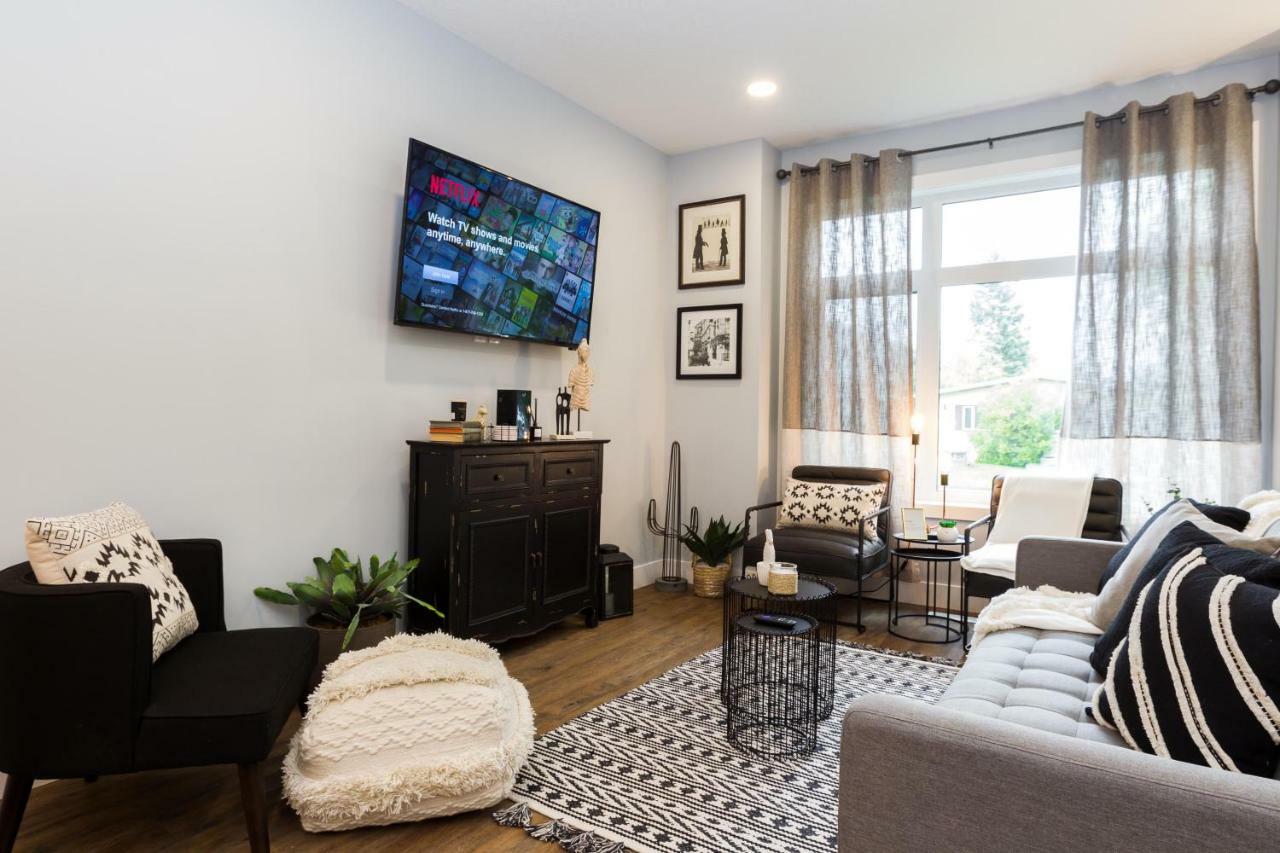 Contemporary Farmhouse Home - King Bed - Double Garage Parking - Free Wifi & Netflix - Long Stays Welcome Edmonton Esterno foto