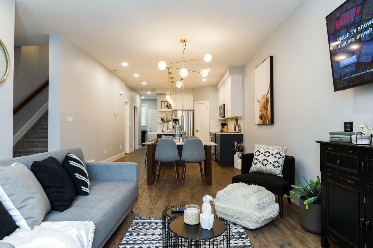 Contemporary Farmhouse Home - King Bed - Double Garage Parking - Free Wifi & Netflix - Long Stays Welcome Edmonton Esterno foto