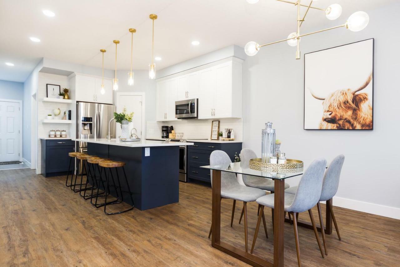 Contemporary Farmhouse Home - King Bed - Double Garage Parking - Free Wifi & Netflix - Long Stays Welcome Edmonton Esterno foto