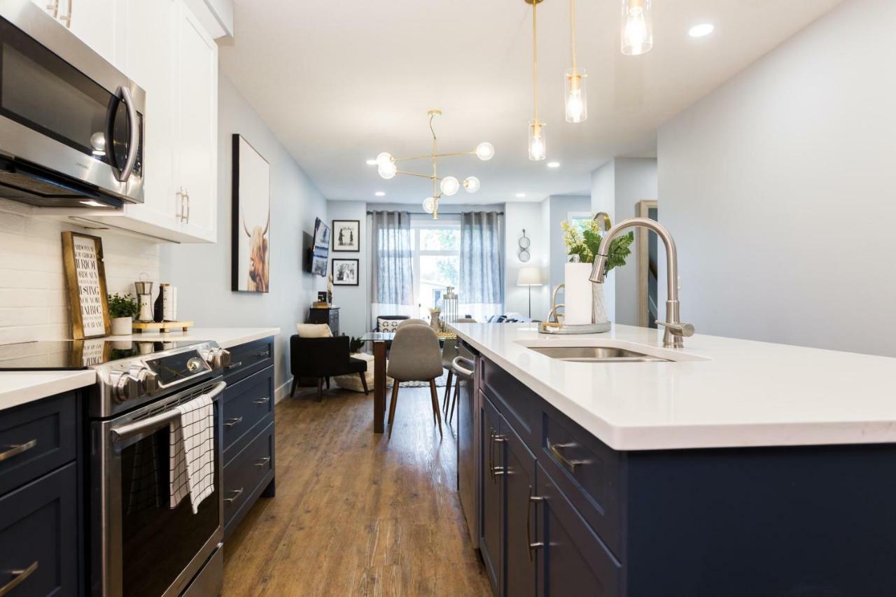 Contemporary Farmhouse Home - King Bed - Double Garage Parking - Free Wifi & Netflix - Long Stays Welcome Edmonton Esterno foto