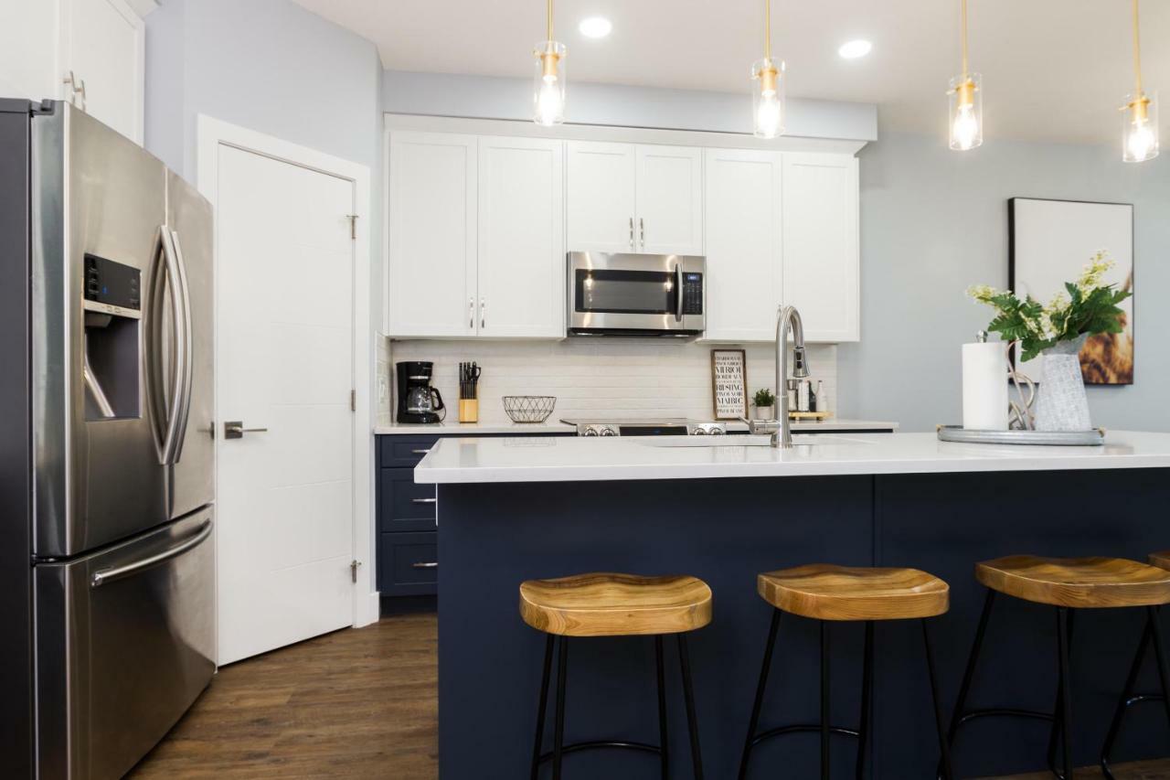 Contemporary Farmhouse Home - King Bed - Double Garage Parking - Free Wifi & Netflix - Long Stays Welcome Edmonton Esterno foto