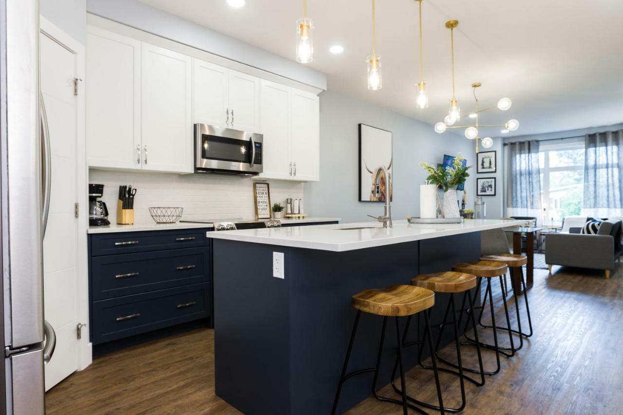 Contemporary Farmhouse Home - King Bed - Double Garage Parking - Free Wifi & Netflix - Long Stays Welcome Edmonton Esterno foto