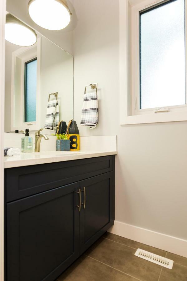 Contemporary Farmhouse Home - King Bed - Double Garage Parking - Free Wifi & Netflix - Long Stays Welcome Edmonton Esterno foto