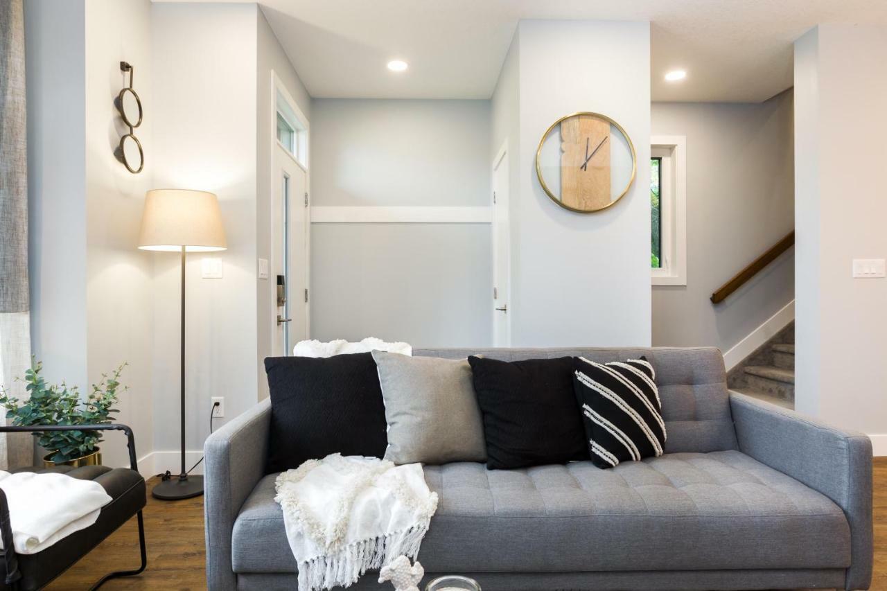 Contemporary Farmhouse Home - King Bed - Double Garage Parking - Free Wifi & Netflix - Long Stays Welcome Edmonton Esterno foto