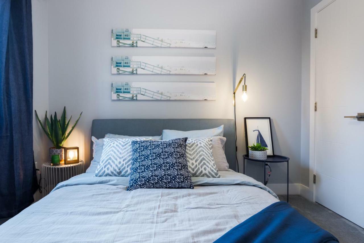 Contemporary Farmhouse Home - King Bed - Double Garage Parking - Free Wifi & Netflix - Long Stays Welcome Edmonton Esterno foto