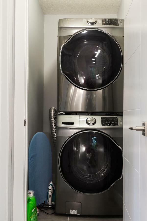 Contemporary Farmhouse Home - King Bed - Double Garage Parking - Free Wifi & Netflix - Long Stays Welcome Edmonton Esterno foto