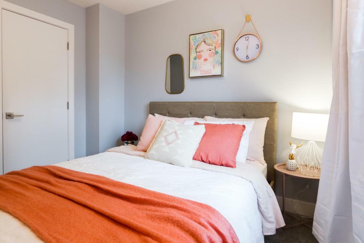 Contemporary Farmhouse Home - King Bed - Double Garage Parking - Free Wifi & Netflix - Long Stays Welcome Edmonton Esterno foto