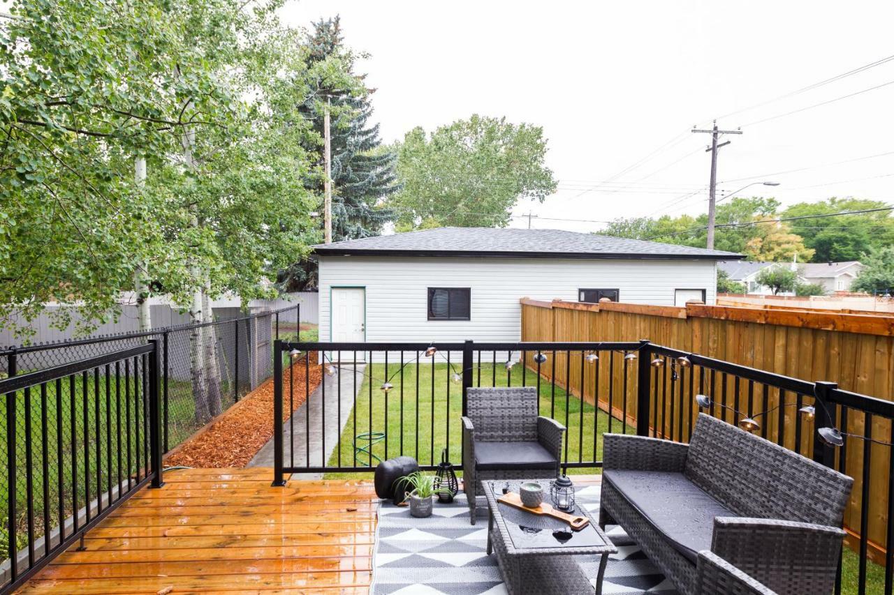 Contemporary Farmhouse Home - King Bed - Double Garage Parking - Free Wifi & Netflix - Long Stays Welcome Edmonton Esterno foto