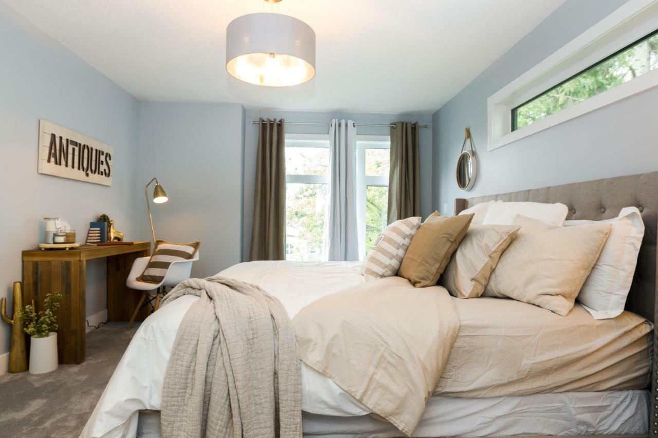 Contemporary Farmhouse Home - King Bed - Double Garage Parking - Free Wifi & Netflix - Long Stays Welcome Edmonton Esterno foto