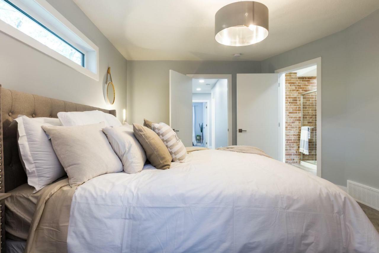Contemporary Farmhouse Home - King Bed - Double Garage Parking - Free Wifi & Netflix - Long Stays Welcome Edmonton Esterno foto