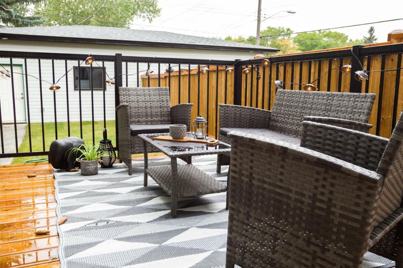 Contemporary Farmhouse Home - King Bed - Double Garage Parking - Free Wifi & Netflix - Long Stays Welcome Edmonton Esterno foto