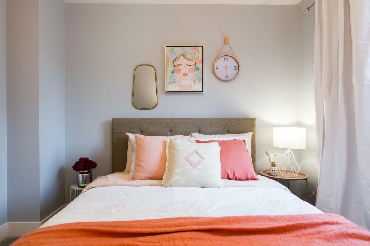 Contemporary Farmhouse Home - King Bed - Double Garage Parking - Free Wifi & Netflix - Long Stays Welcome Edmonton Esterno foto