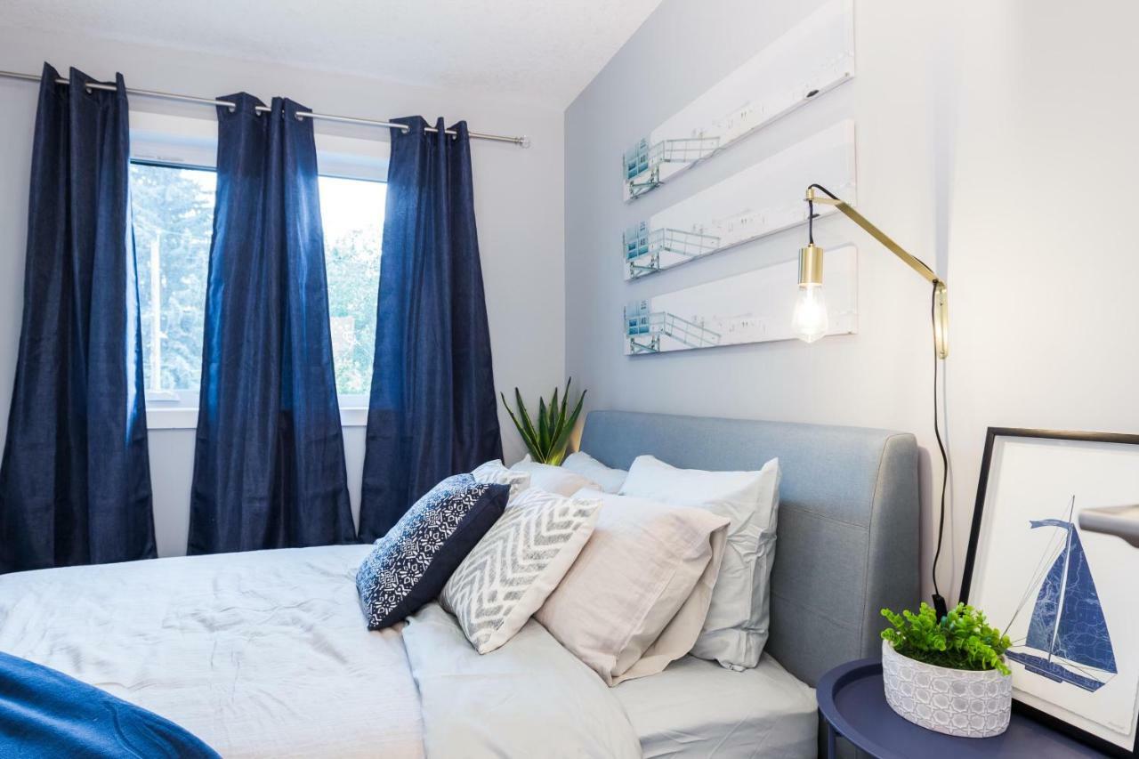 Contemporary Farmhouse Home - King Bed - Double Garage Parking - Free Wifi & Netflix - Long Stays Welcome Edmonton Esterno foto