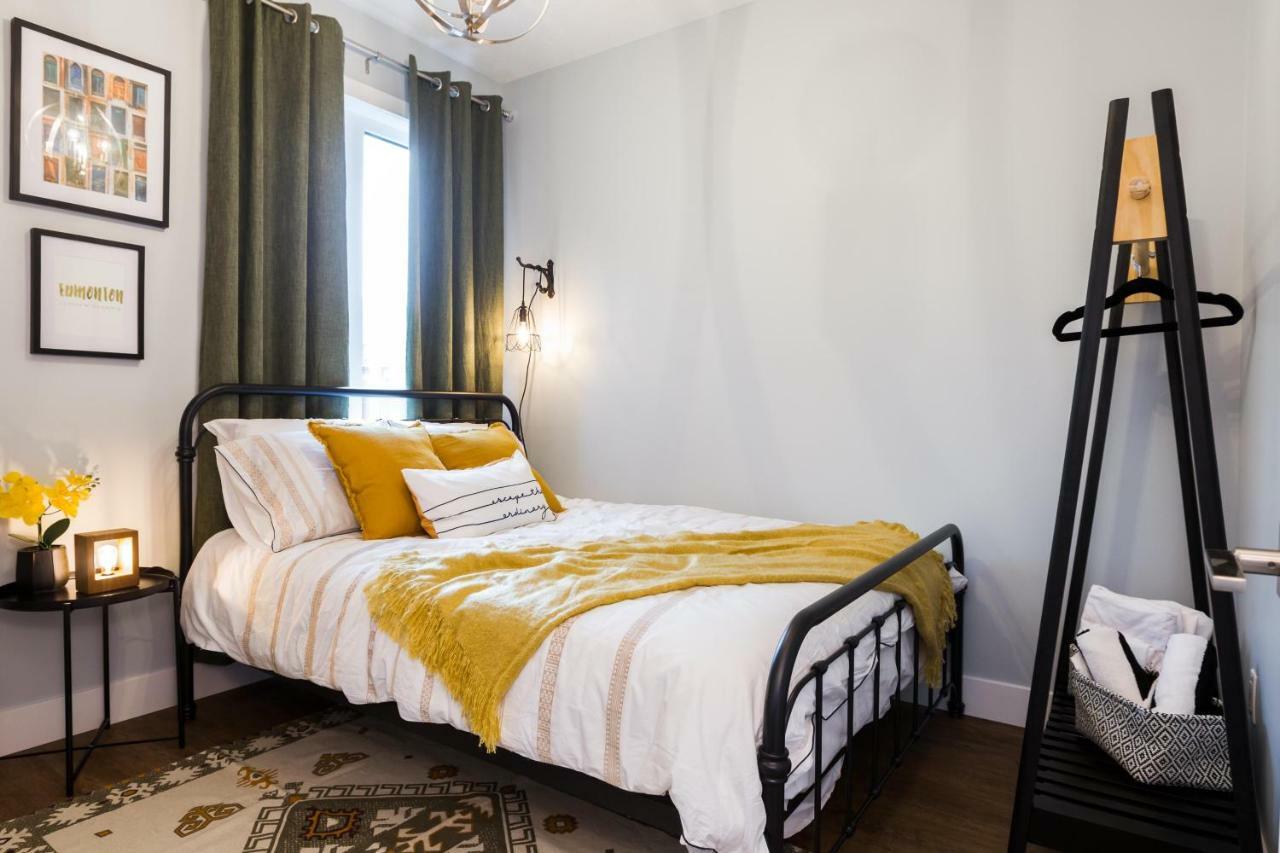 Contemporary Farmhouse Home - King Bed - Double Garage Parking - Free Wifi & Netflix - Long Stays Welcome Edmonton Esterno foto