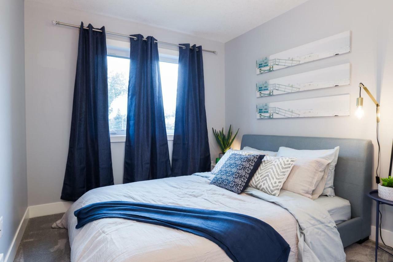 Contemporary Farmhouse Home - King Bed - Double Garage Parking - Free Wifi & Netflix - Long Stays Welcome Edmonton Esterno foto