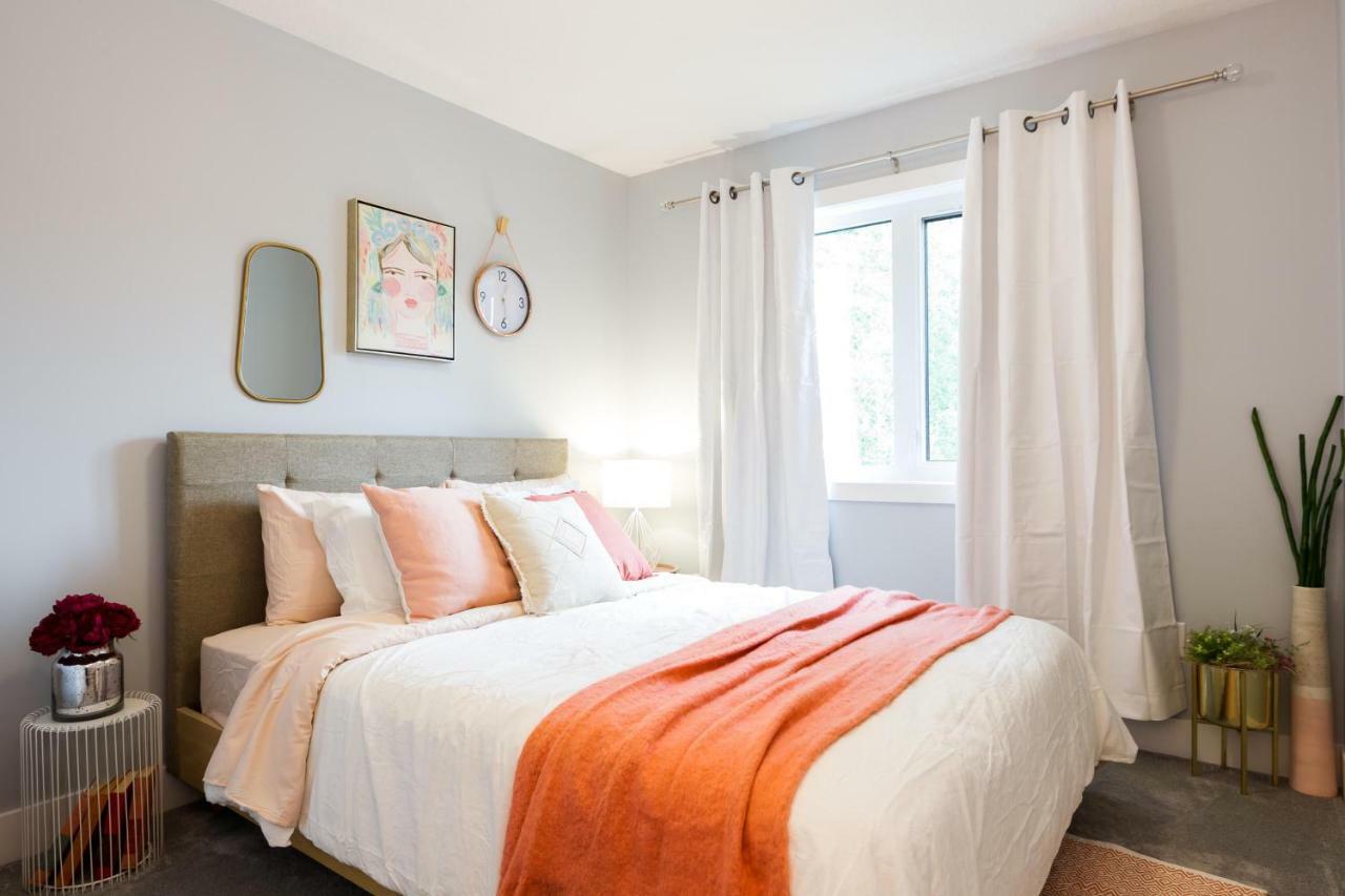 Contemporary Farmhouse Home - King Bed - Double Garage Parking - Free Wifi & Netflix - Long Stays Welcome Edmonton Esterno foto