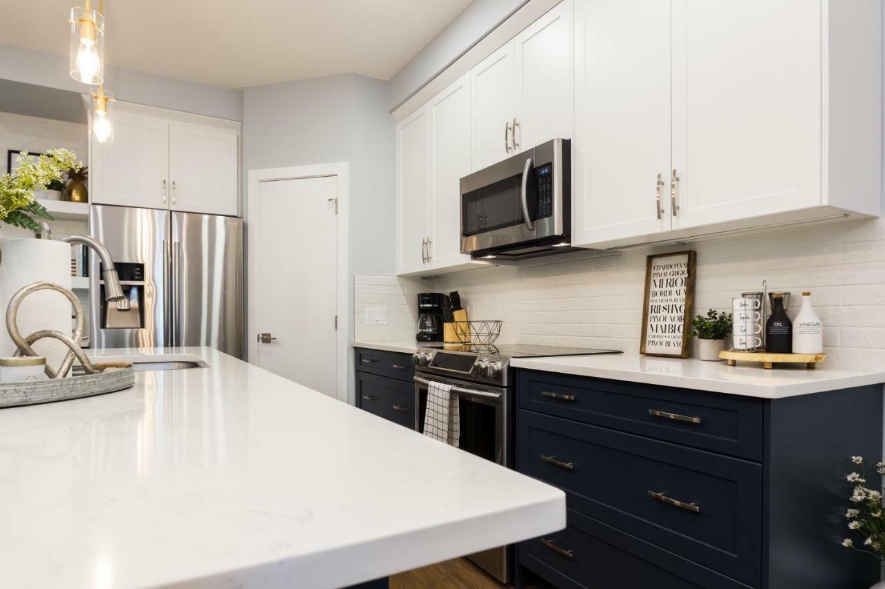 Contemporary Farmhouse Home - King Bed - Double Garage Parking - Free Wifi & Netflix - Long Stays Welcome Edmonton Esterno foto