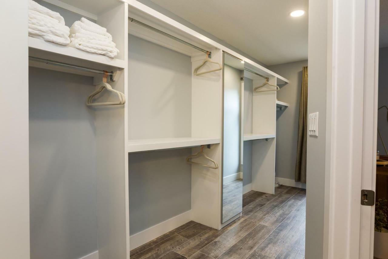 Contemporary Farmhouse Home - King Bed - Double Garage Parking - Free Wifi & Netflix - Long Stays Welcome Edmonton Esterno foto