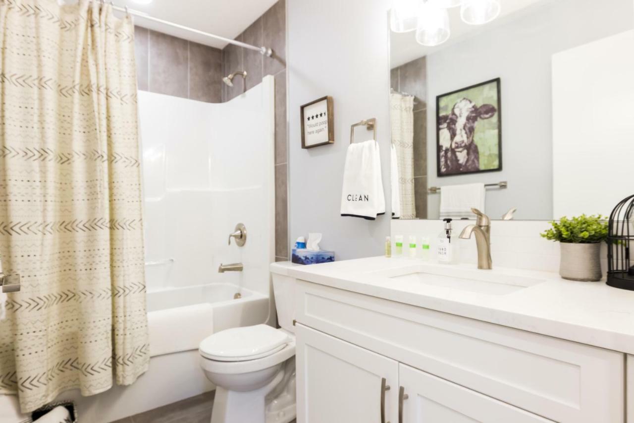 Contemporary Farmhouse Home - King Bed - Double Garage Parking - Free Wifi & Netflix - Long Stays Welcome Edmonton Esterno foto